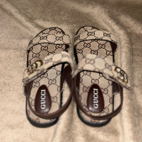 Gucci sandal for Girls(kids) size 2 - Picture 6 of 7
